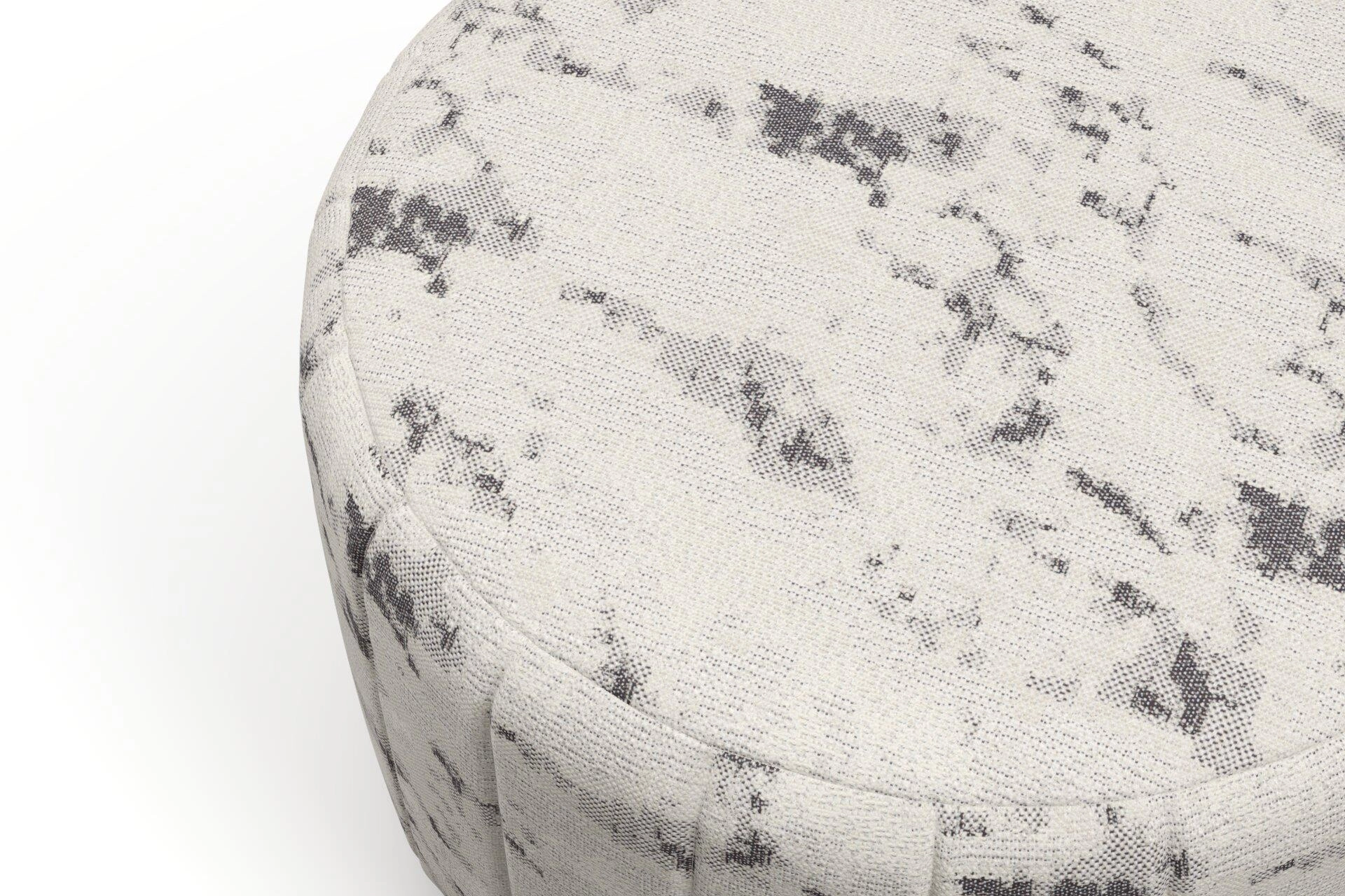 Lazarus--Lipova--01-Snow--Pouf_Pouf_Detail.jpg