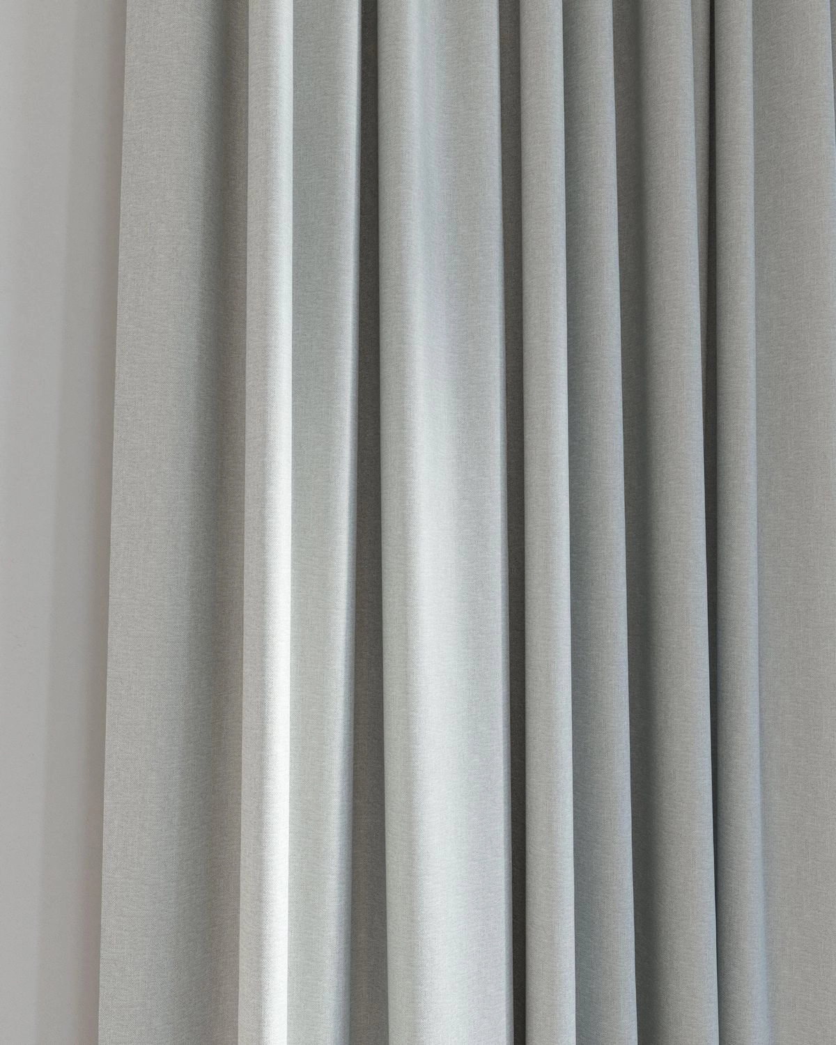 Excel - Romney--Excel - Romney--14-Aluminium - 54540342327--Curtain_PuddleCurtain_Detail.jpg